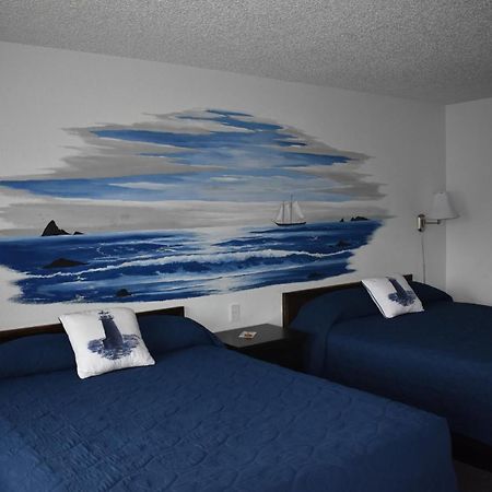Lighthouse Cove Inn Bandon Exterior photo A room at the motel