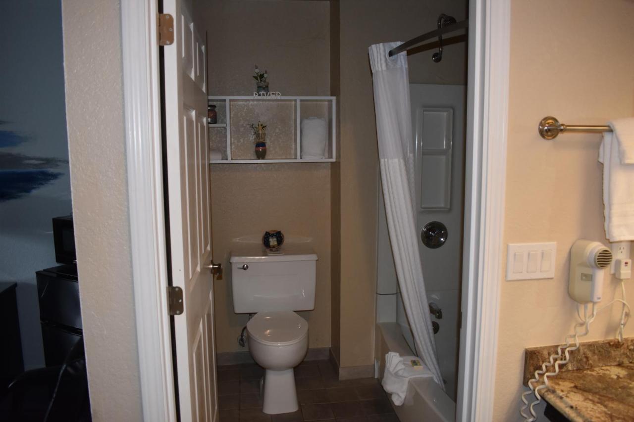 Lighthouse Cove Inn Bandon Exterior photo Bathroom