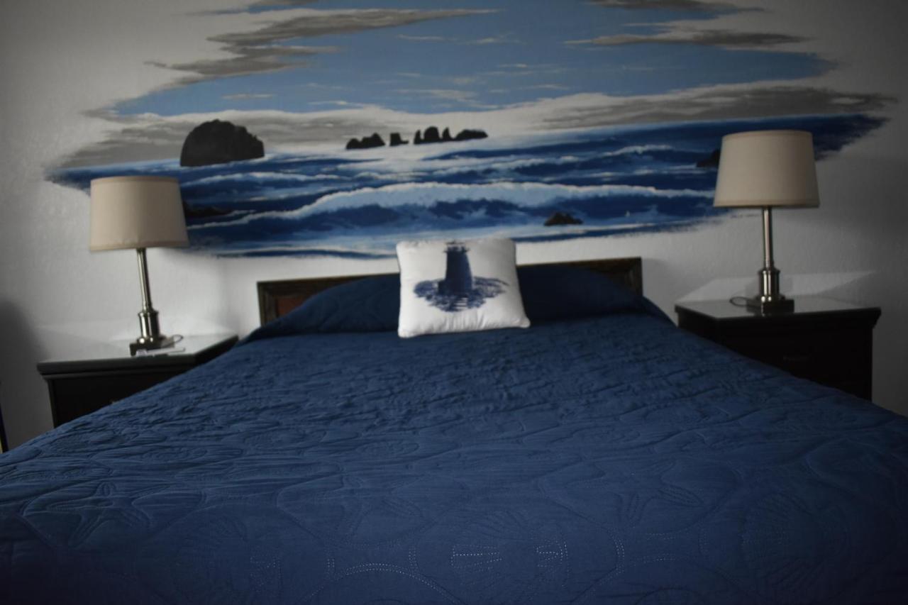 Lighthouse Cove Inn Bandon Exterior photo A bedroom at the Inn at the Tides