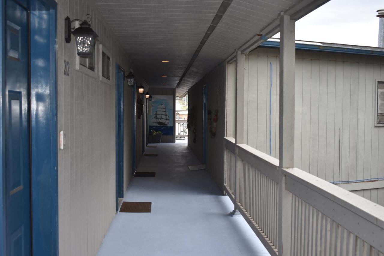 Lighthouse Cove Inn Bandon Exterior photo A typical dormitory hallway