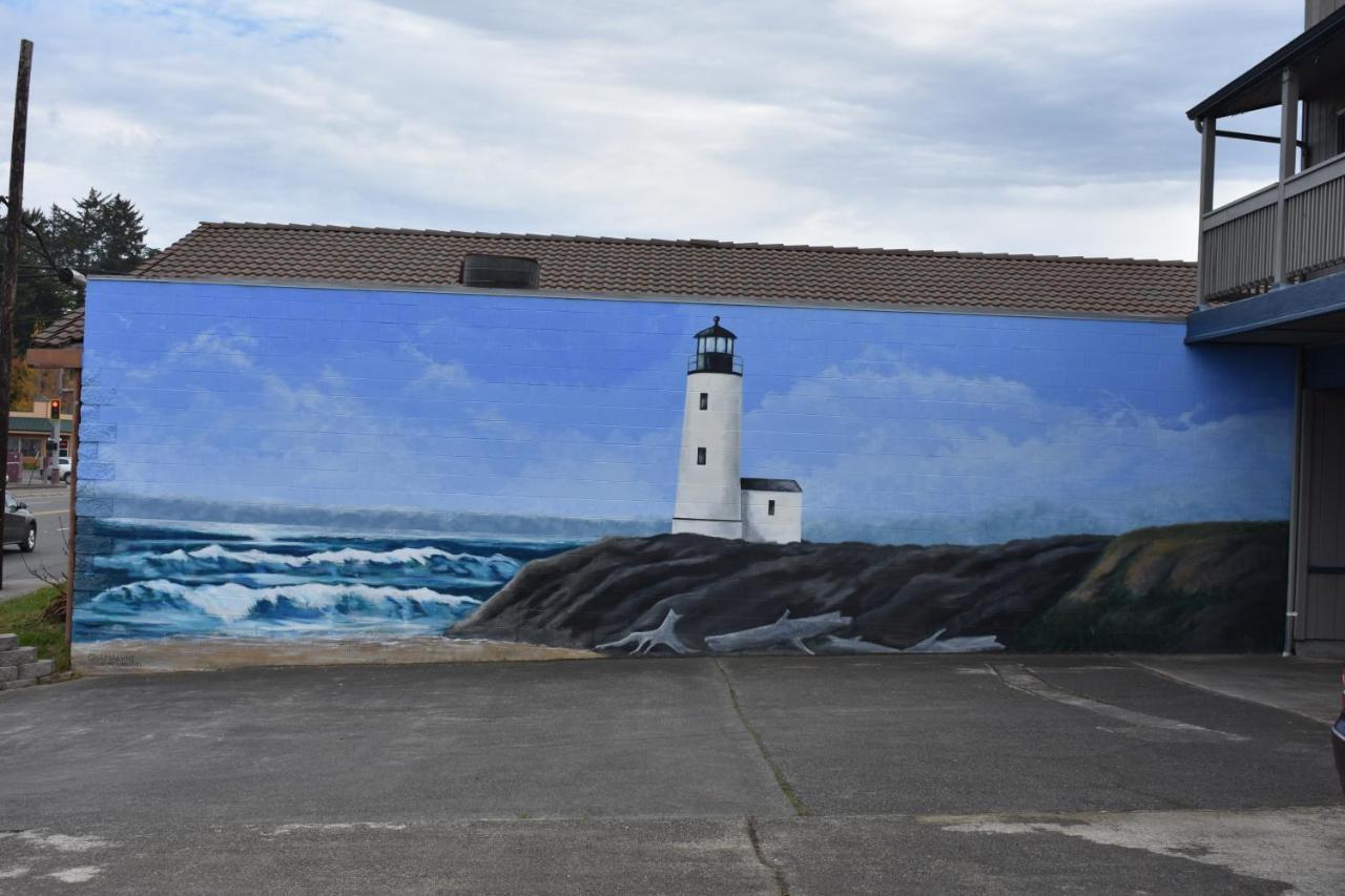 Lighthouse Cove Inn Bandon Exterior photo Mural of the lighthouse in downtown Provincetown