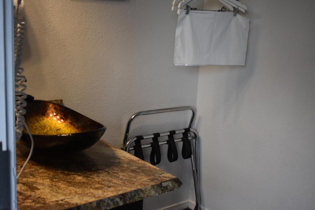 Lighthouse Cove Inn Bandon Exterior photo A tea bag warmer