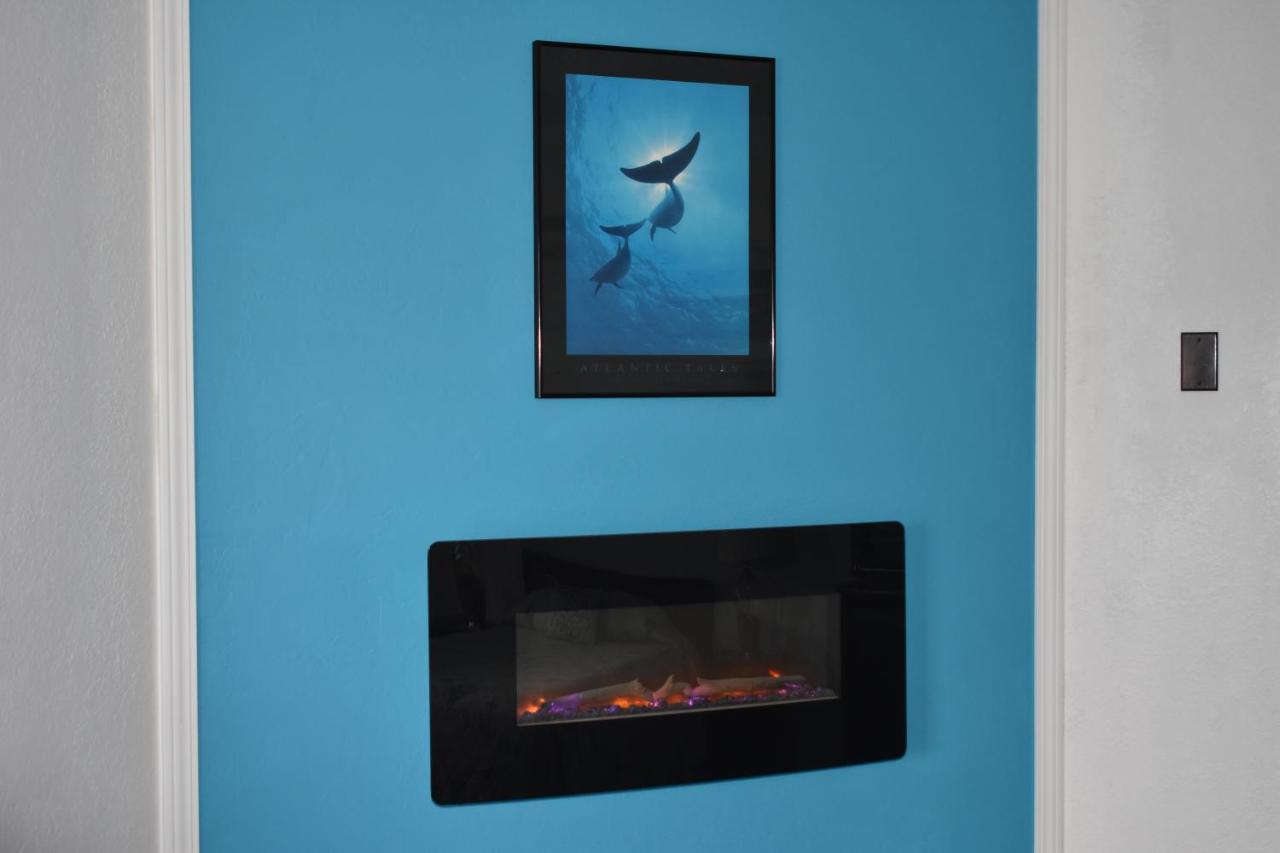Lighthouse Cove Inn Bandon Exterior photo A wall mounted fireplace