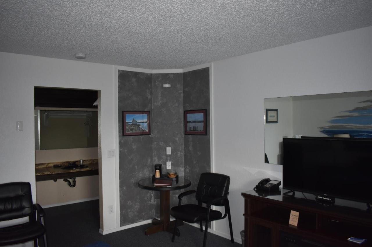 Lighthouse Cove Inn Bandon Exterior photo A room with a wall of acoustic foam