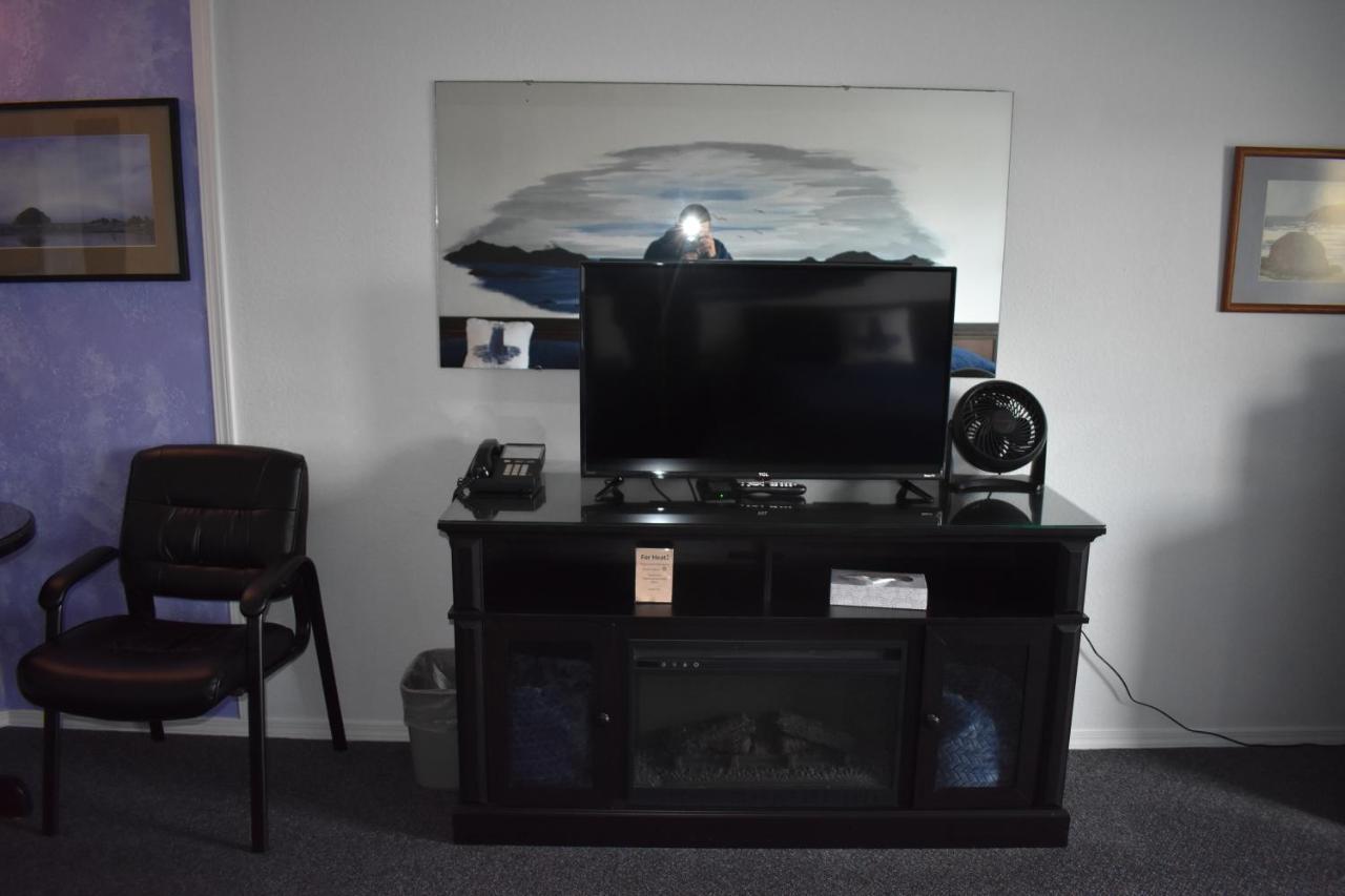 Lighthouse Cove Inn Bandon Exterior photo A typical setup for a console gamer