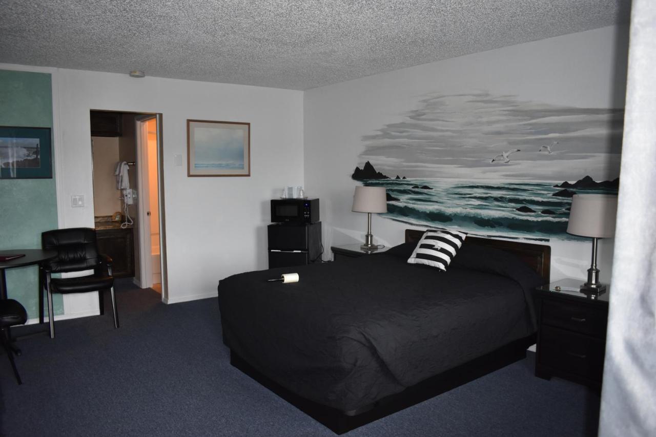 Lighthouse Cove Inn Bandon Exterior photo A room at the Inn at the Opera