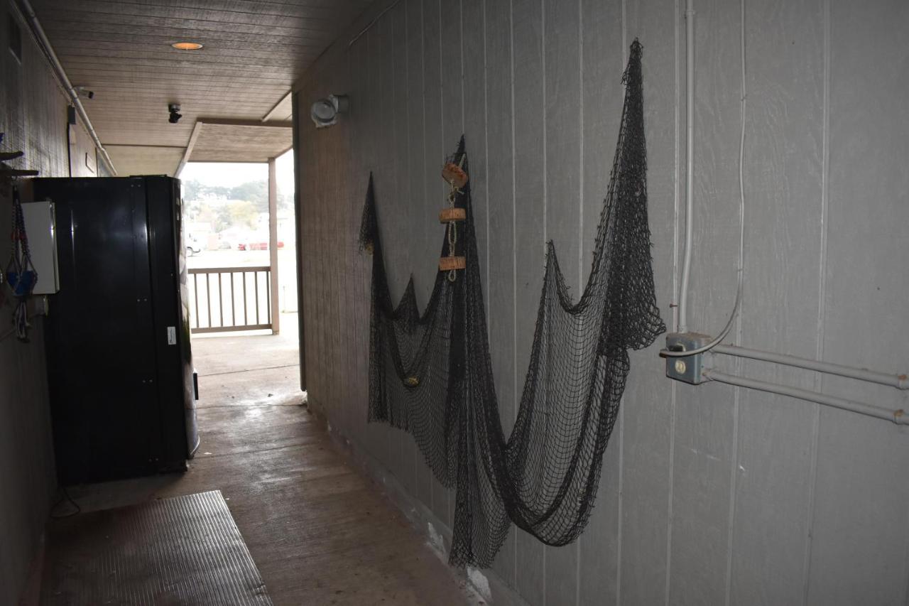Lighthouse Cove Inn Bandon Exterior photo A cast net hanging on a wall
