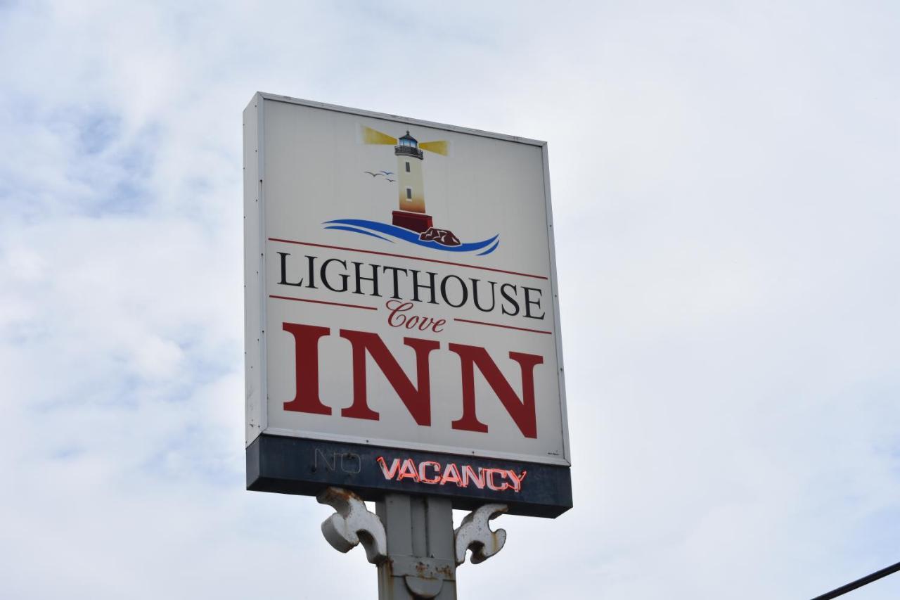 Lighthouse Cove Inn Bandon Exterior photo The sign for the Lighthouse Inn