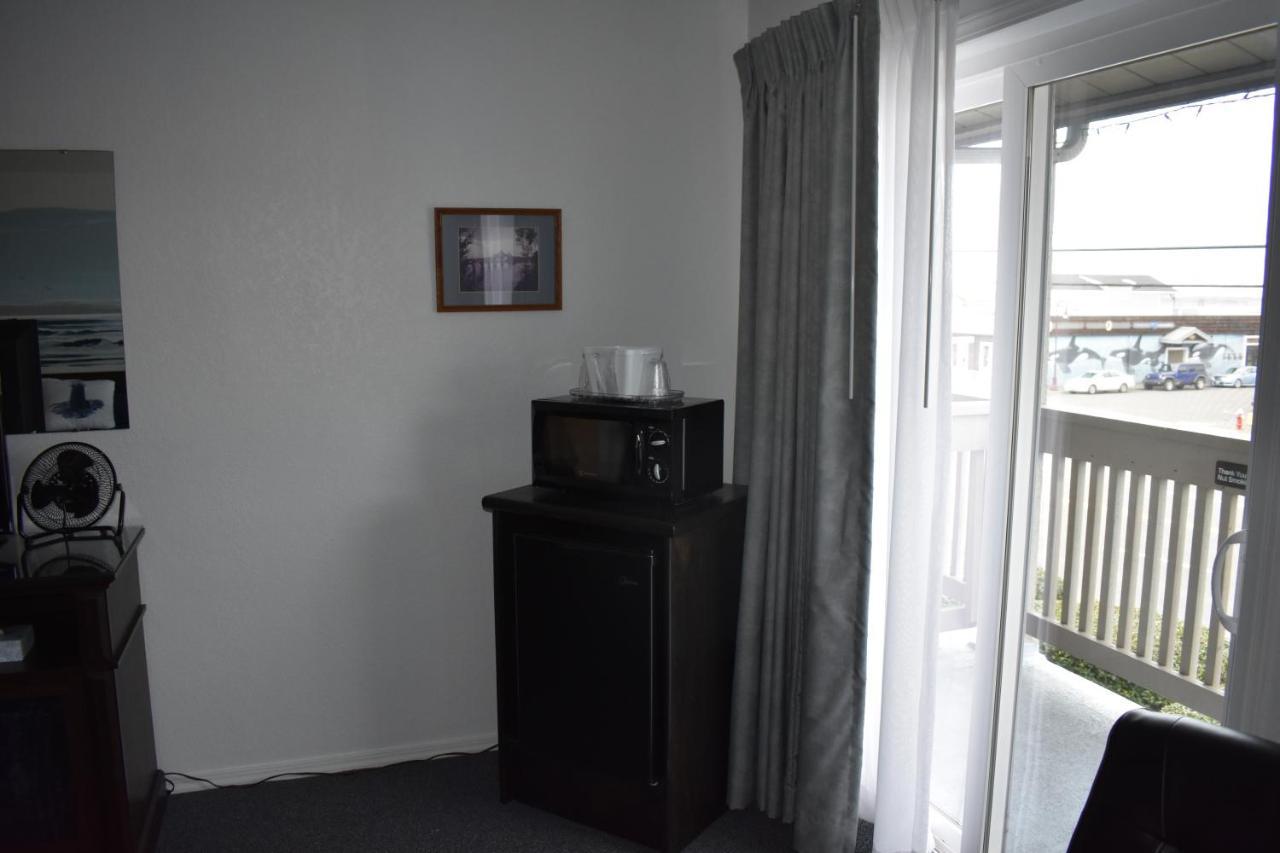 Lighthouse Cove Inn Bandon Exterior photo A typical hotel room with a microwave and a mini-fridge