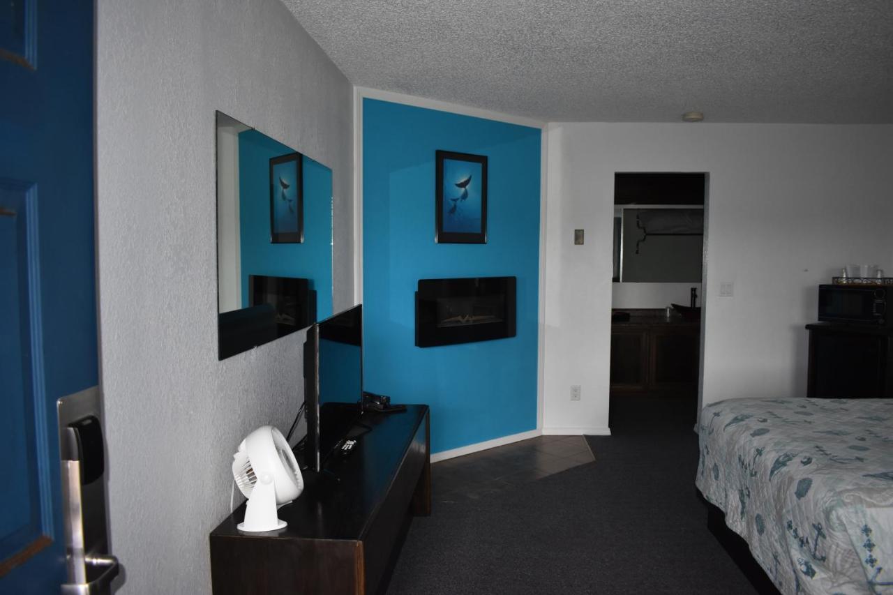 Lighthouse Cove Inn Bandon Exterior photo A room at the motel