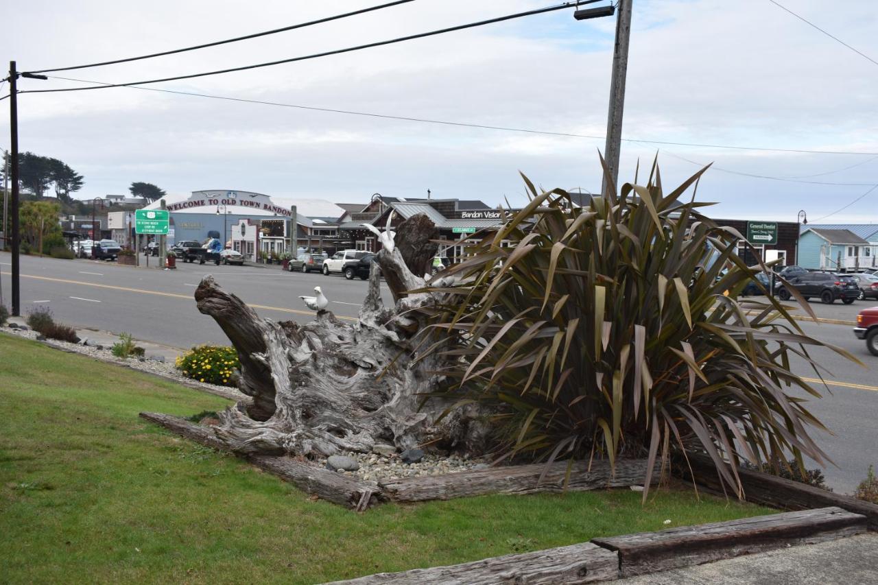 Lighthouse Cove Inn Bandon Exterior photo Whale sculpture
