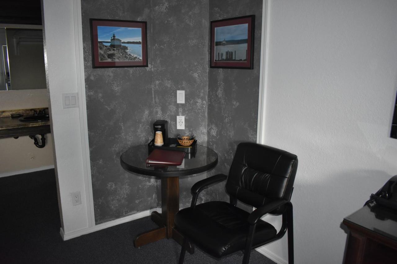 Lighthouse Cove Inn Bandon Exterior photo A small table in a hotel room