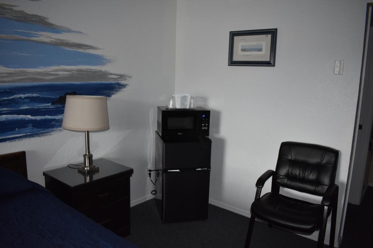 Lighthouse Cove Inn Bandon Exterior photo A typical room at the motel