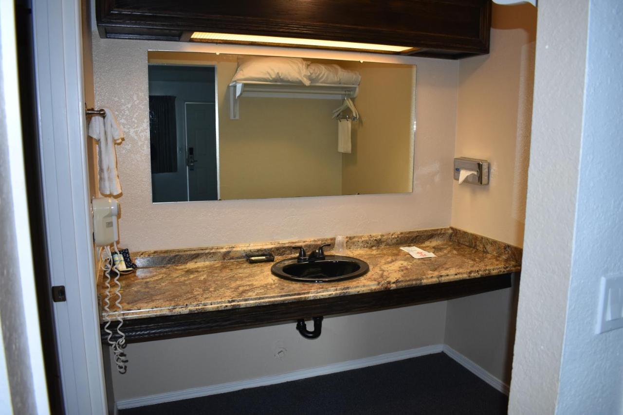 Lighthouse Cove Inn Bandon Exterior photo A vanity in a hotel room