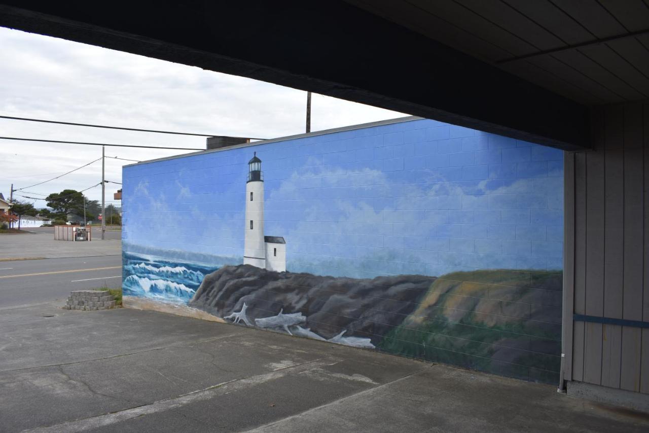 Lighthouse Cove Inn Bandon Exterior photo Mural of Point Arena Light