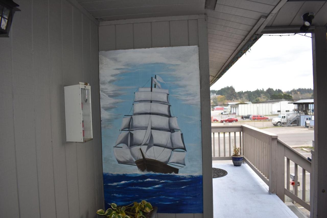 Lighthouse Cove Inn Bandon Exterior photo A mural of the ship at the Port of Tillamook Bay