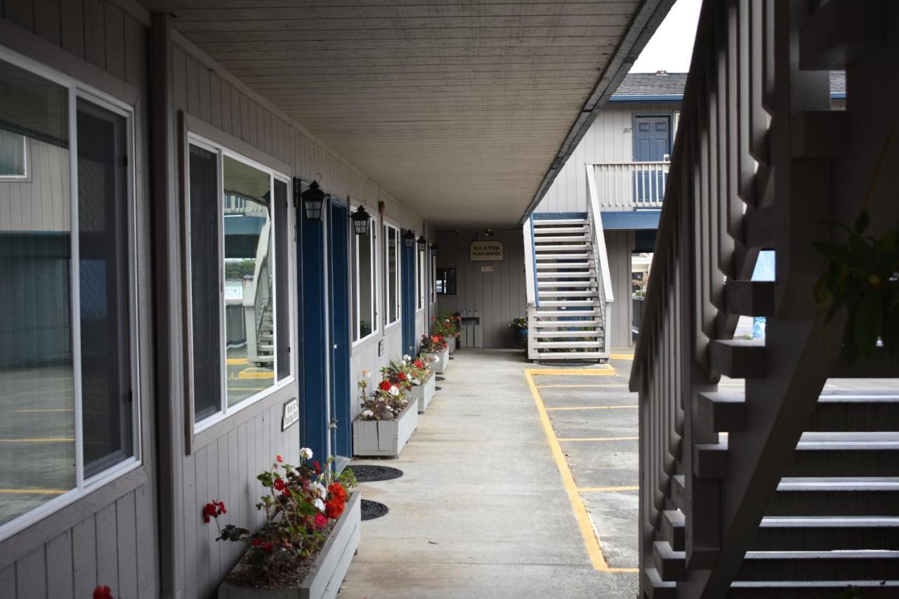 Lighthouse Cove Inn Bandon Exterior photo The interior of the motel