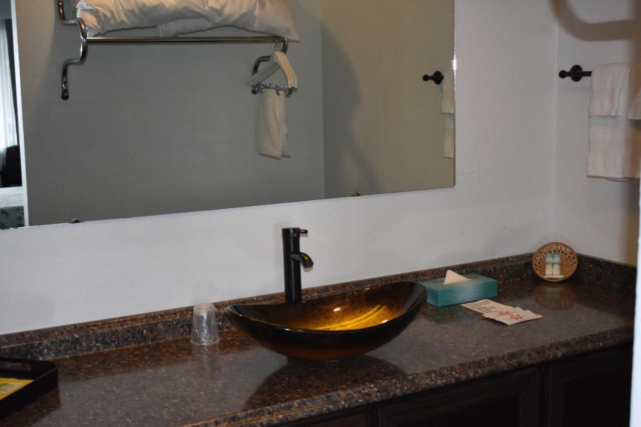 Lighthouse Cove Inn Bandon Exterior photo A vessel sink