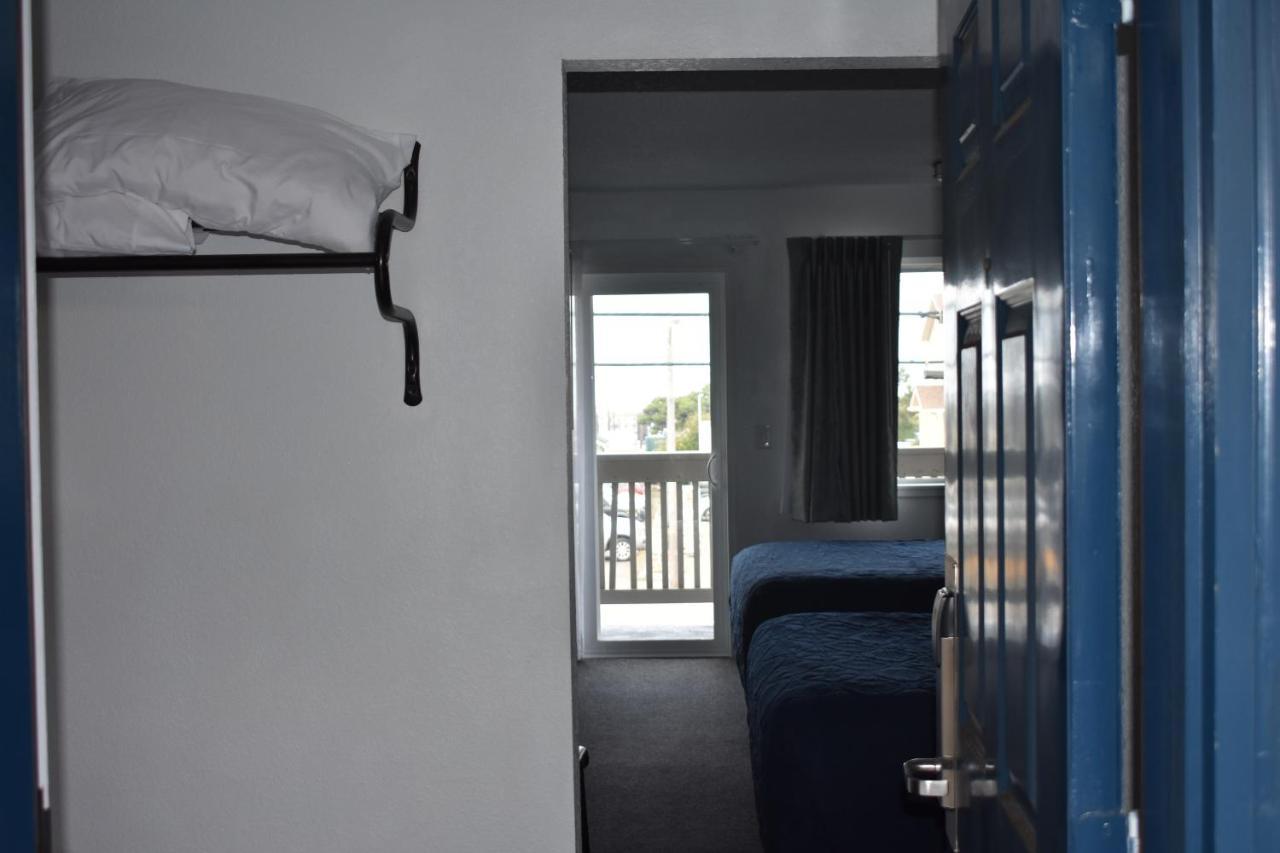 Lighthouse Cove Inn Bandon Exterior photo A room at the motel