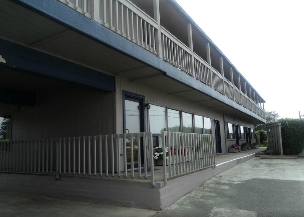 Lighthouse Cove Inn Bandon Exterior photo The hotel in 2011